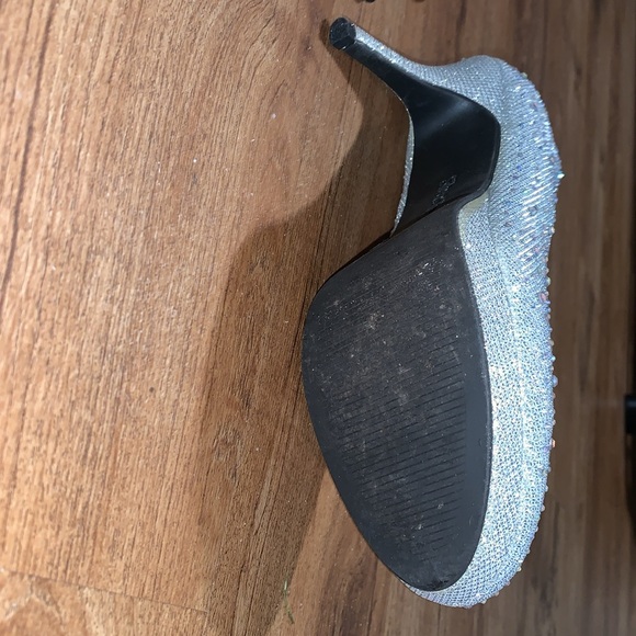 Silver Slipper Heels! Rock these heels at the next party! - Picture 6 of 6